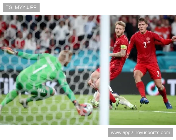 伊朗队门将费尔南德斯在巴黎奥运会上展现出高水平的扑救能力，伊朗菲尔兹奖得主