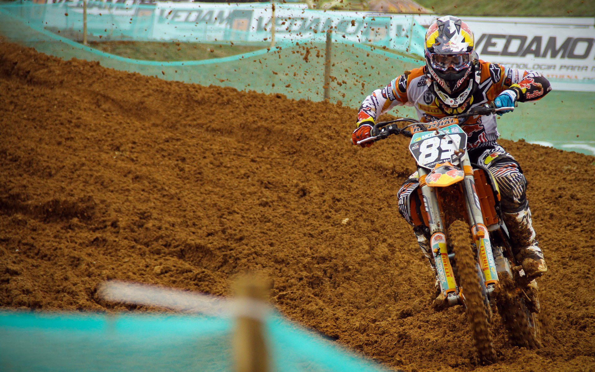 水球比赛摩纳哥女队配合默契，摩纳哥球迷